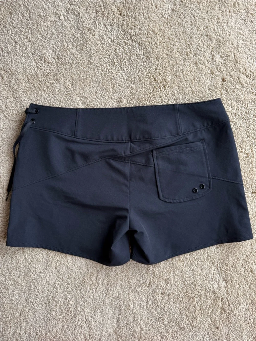 Under Armour HeatGear Shorts Women MD Black Athletic Workout Running - Picture 4 of 7